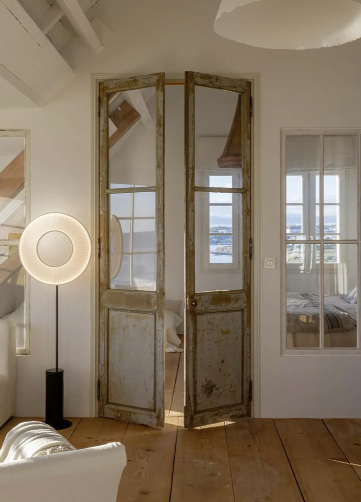 Créer une ambiance chaleureuse avec un lampadaire Lampadaire design diffusant une lumière douce dans un séjour