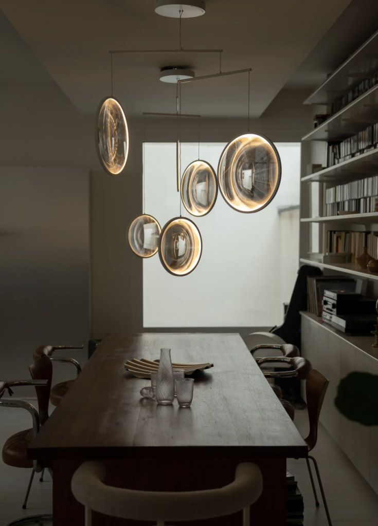 Eclairage d'un séjour avec suspension design Suspension Focus DCW Editions au dessus d'une table dans un séjour