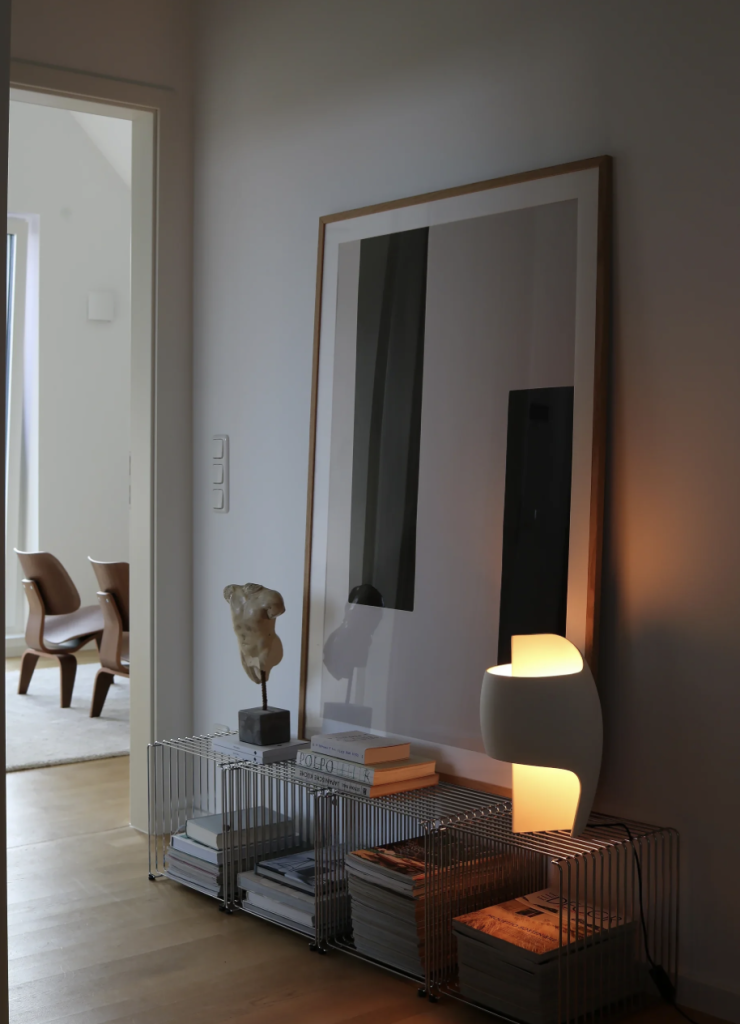 Lum!re d'appoint pour un coin lecture chaleureux lampe à poser DCW Editions créant une lumière douce dans un coin lecture