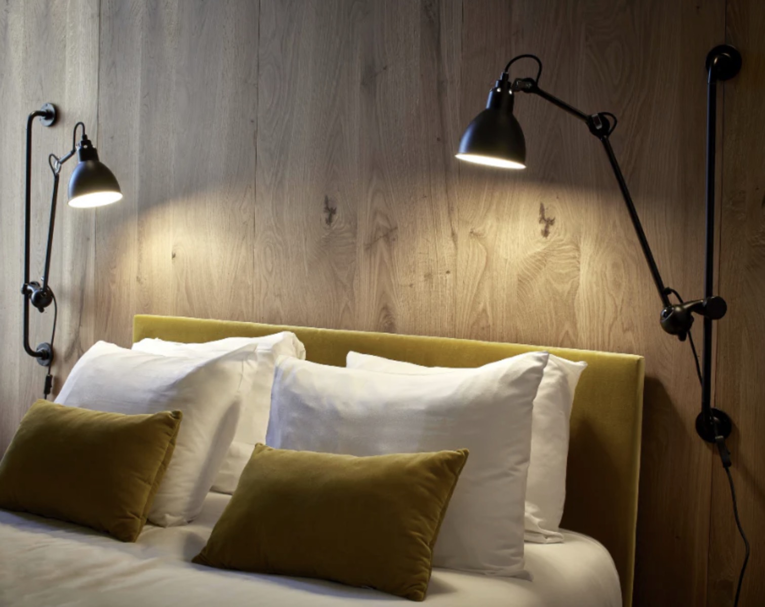 Pas de place pour une table de chevet : 6 idées pratiques pour optimiser l’espace