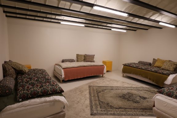 Chambre d’amis sous les poutres apparentes