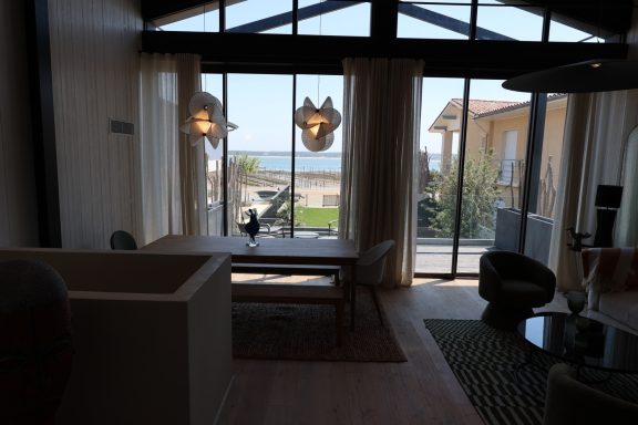 Espace repas largement ouvert sur le Bassin d’Arcachon.
