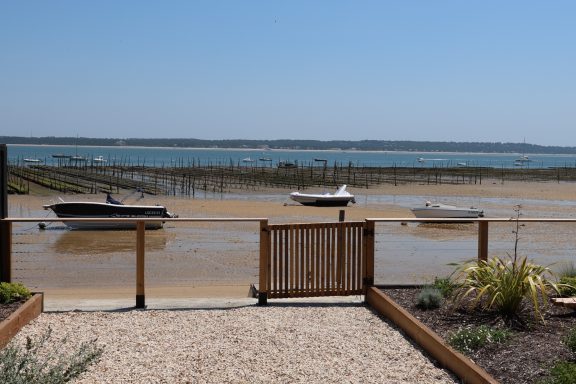 Vue directe sur le Bassin d’Arcachon depuis le jardin de la maison.