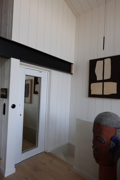 Détail de la décoration intérieure avec tableau contemporain et sculpture.