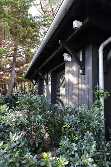 Façade noire d’une maison au Cap Ferret