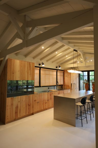 Cuisine en bois ouverte sur la pièce de vie