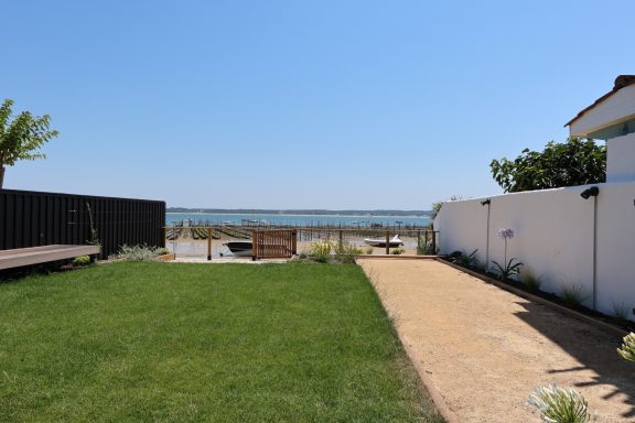 Jardin avec pelouse et accès direct au Bassin d’Arcachon.