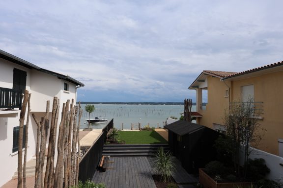 Vue sur le Bassin d’Arcachon depuis la terrasse de la maison au Cap Ferret.