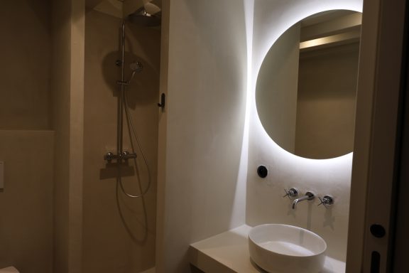 Salle d’eau avec miroir rétroéclairé