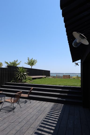 Terrasse en bois et jardin surélevé face au Bassin.